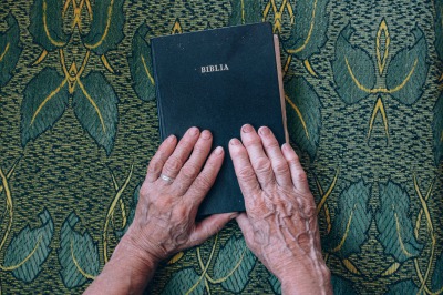 年老いた女性の手と本の写真画像